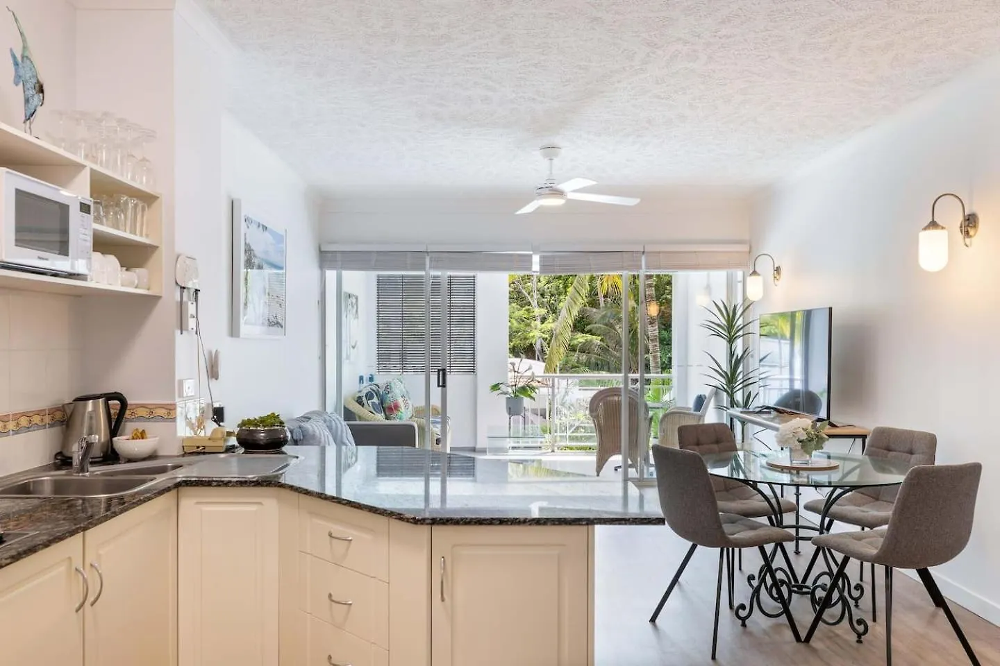 Apartament 'Swaying Palms And Salt Air' A Dreamy Tropical Haven Palm Cove 0*,  Australia